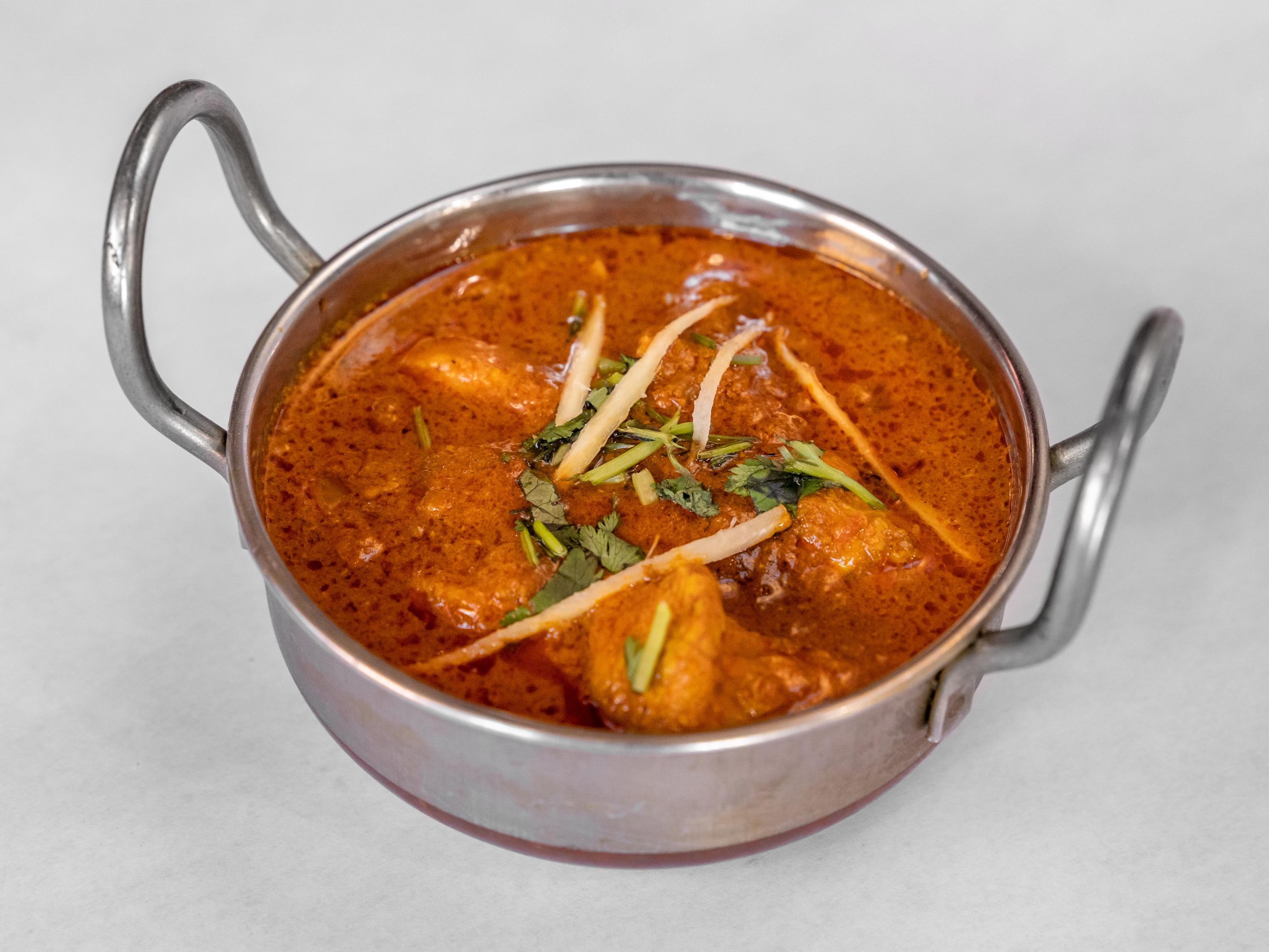 Order Chicken curry  food online from North Indian Restaurant store, Philadelphia on bringmethat.com