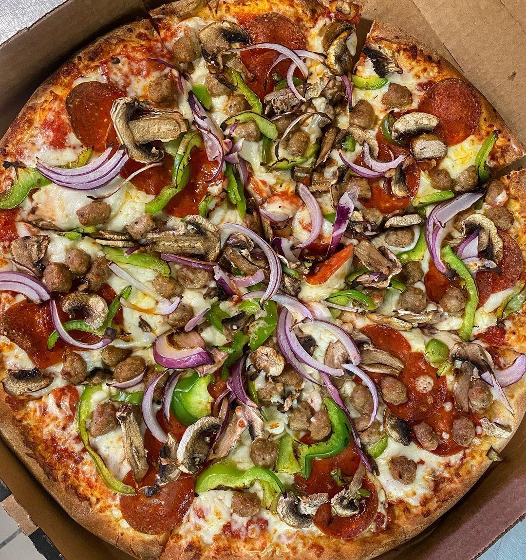 Order Deluxe Pizza - Medium food online from Double Or Nothin Pizza store, Ontario on bringmethat.com