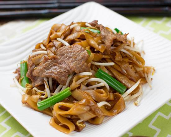 Order Beef Chow Fun 干炒牛河 food online from Big Catch Seafood House store, Alhambra on bringmethat.com