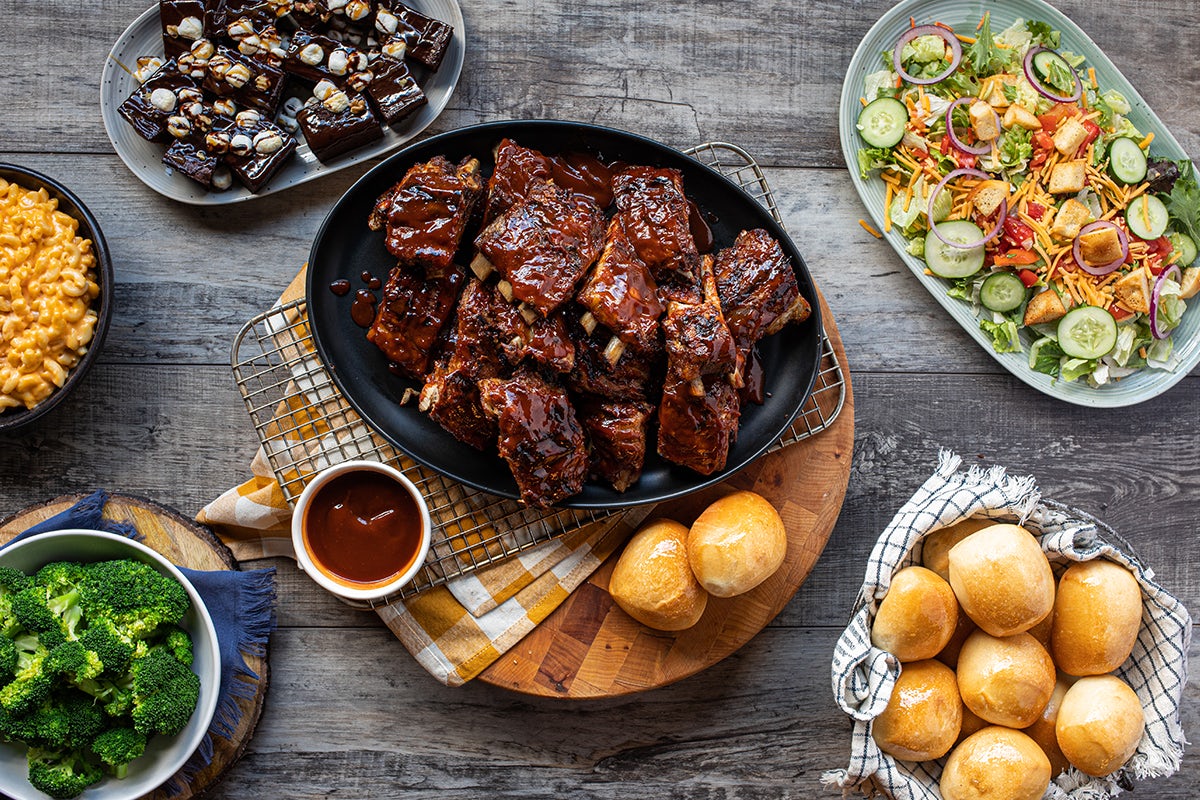 Order The Ultimate Roadhouse Feast (Take & Bake) food online from Logan's Roadhouse store, Lexington on bringmethat.com