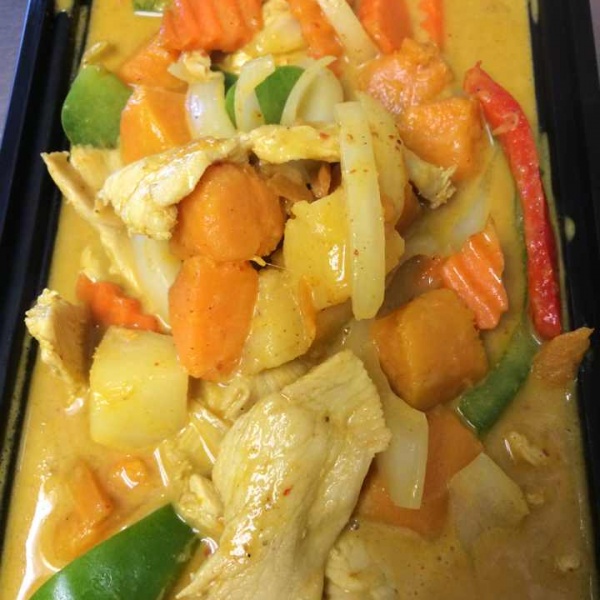 Order Yellow Curry Noodles food online from Sawasdee Thai Kitchen store, Pittsburgh on bringmethat.com
