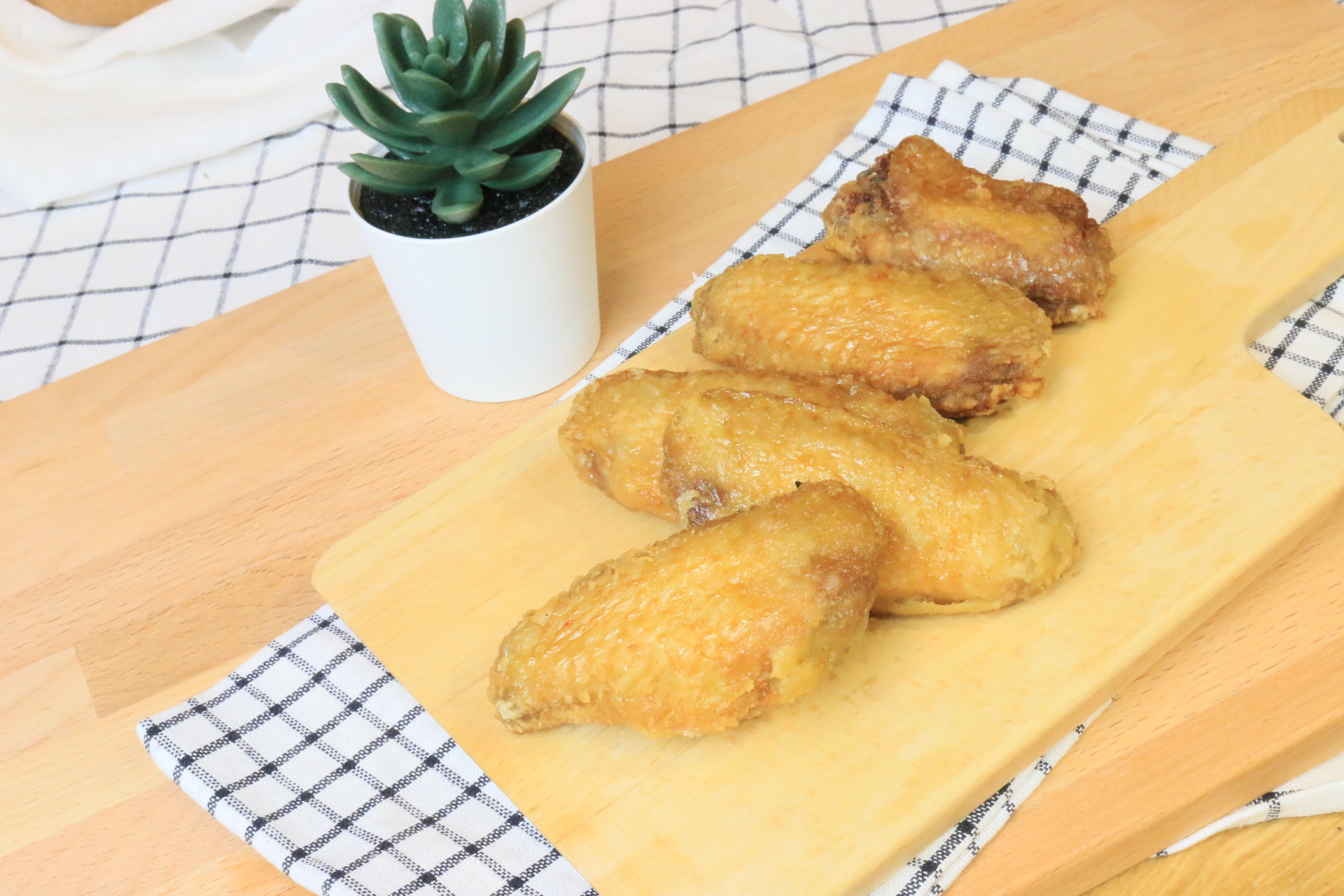 Order Fried Chicken Wings（6）/香炸鸡翅（6） food online from Taste store, West Lafayette on bringmethat.com