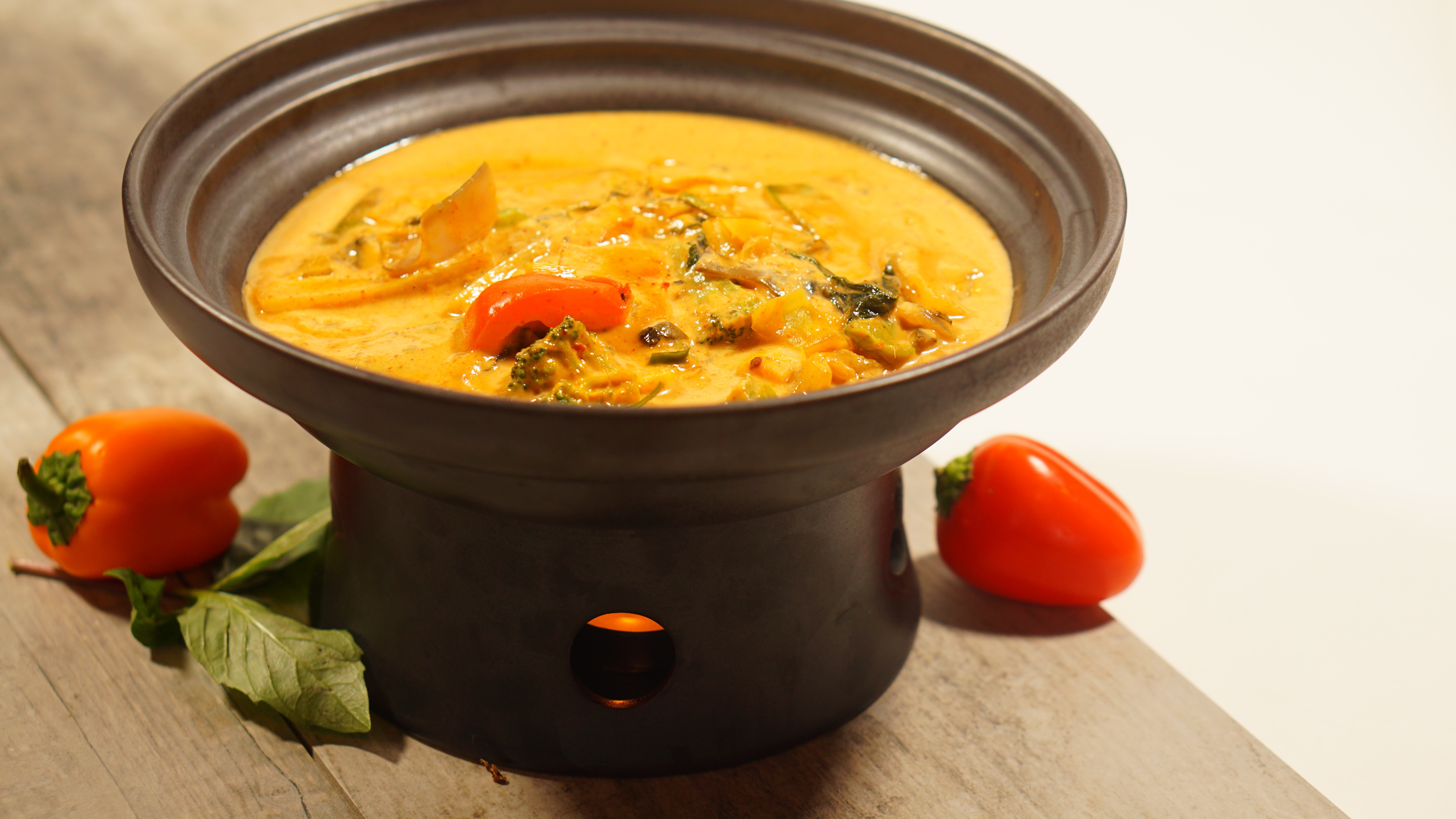 Order Chicken Thai Yellow Curry food online from Inchin Bamboo Garden store, Irvine on bringmethat.com