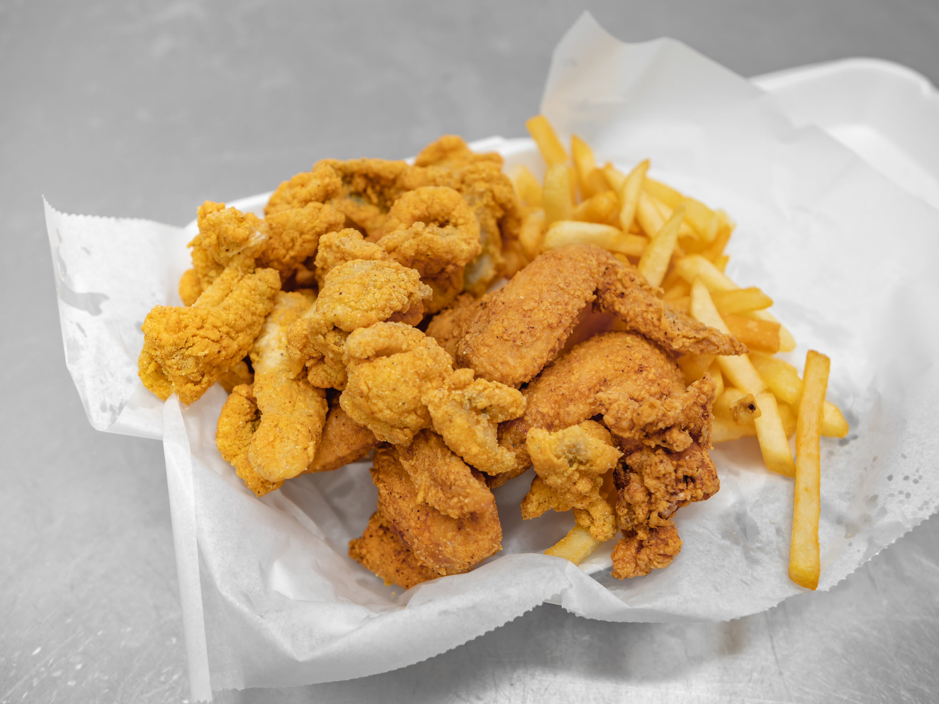 Order 23. Catfish Nuggets and 4 Wings Combo food online from Pops Fish & Chicken Market store, Fairview Heights on bringmethat.com