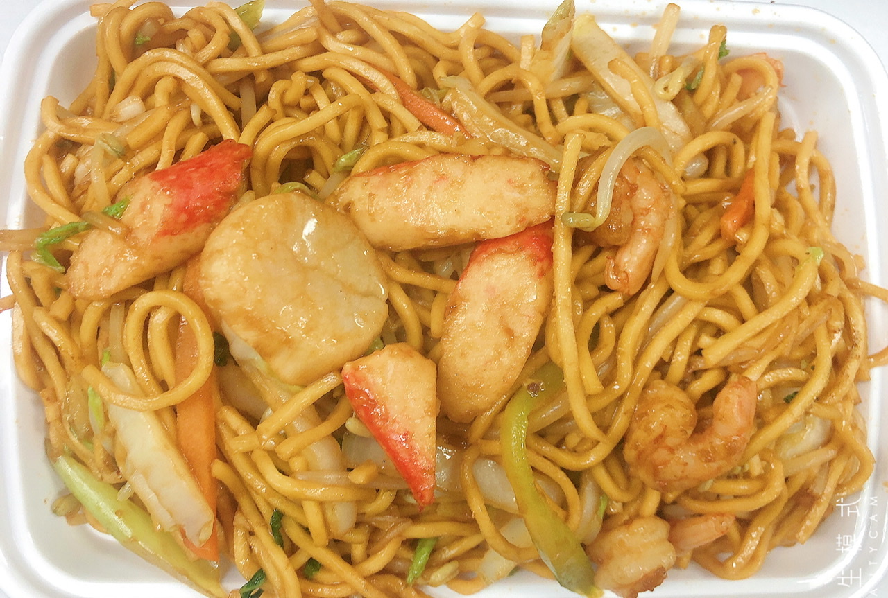 Order 35. Large Seafood Lo Mein 海鲜捞面 food online from Happy Garden Chinese Restaurant store, BRONX on bringmethat.com