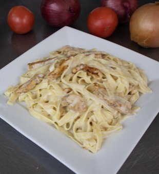 Order Chicken Alfredo Fettuccine food online from Zayna's Pizza store, Milwaukee on bringmethat.com