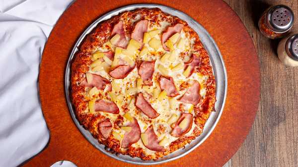 Order Hawaiian Pizza (Personal) food online from Round Table Pizza #751 store, San Rafael on bringmethat.com