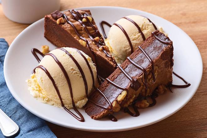 Order Blue Ribbon Brownie food online from Applebee store, Kennessaw on bringmethat.com