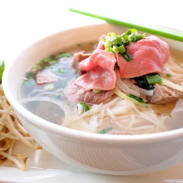Order Pho Tai (Vietnamese Beef Noodles Soup w/ Round Eye Slices) food online from 2 Asian Brothers store, Chicago on bringmethat.com