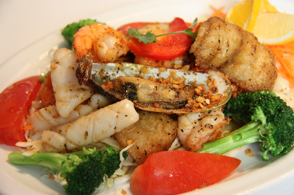 Order Garlic Pepper Seafood Combination food online from Ploy Ii-Thai Cuisine store, San Francisco on bringmethat.com