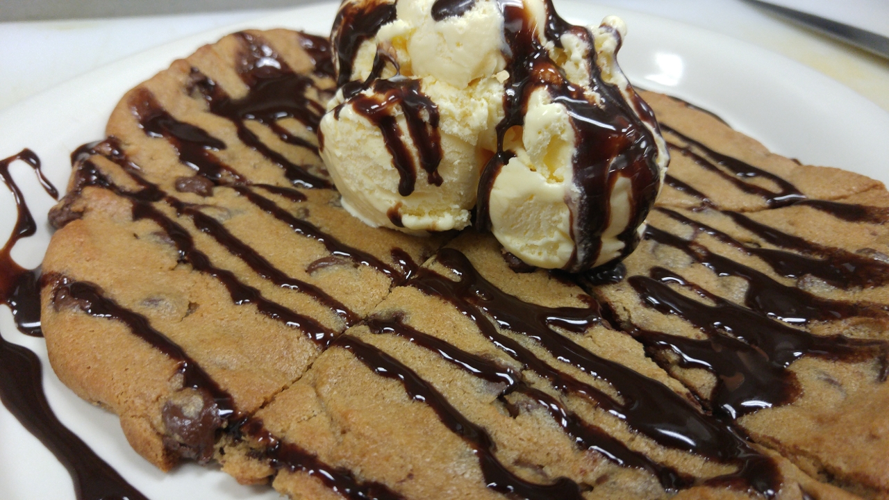 Order Giant Chocolate Chip Cookie food online from Ryan Sports Grill store, Fort Collins on bringmethat.com