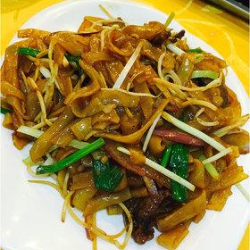 Order 26. Beef Chow Fun(干炒牛河) food online from New Fortune Restaurant store, San Francisco on bringmethat.com