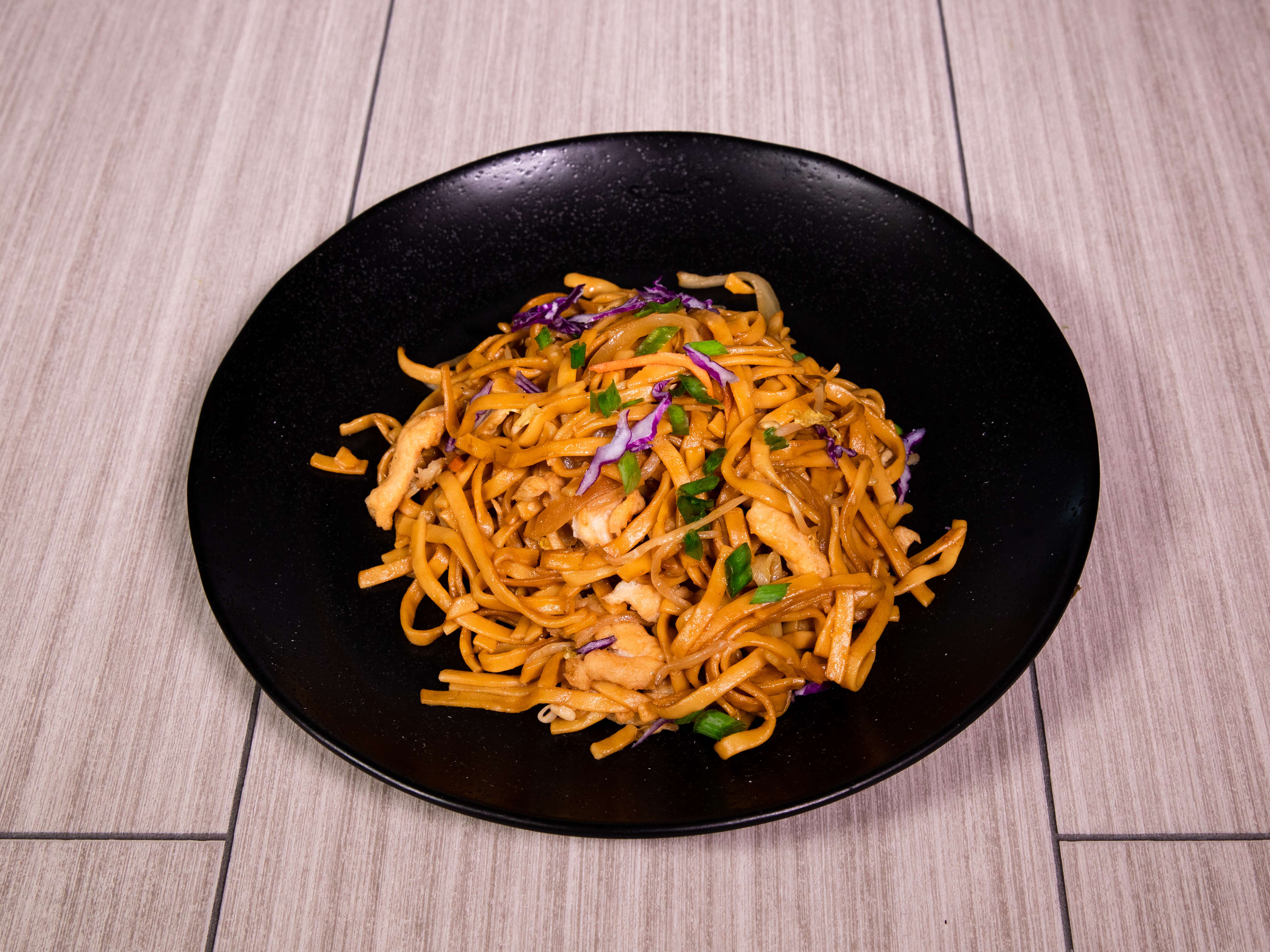 Order M4. Chicken Lo Mein food online from Hunan Garden Chinese Cuisine store, Katy on bringmethat.com