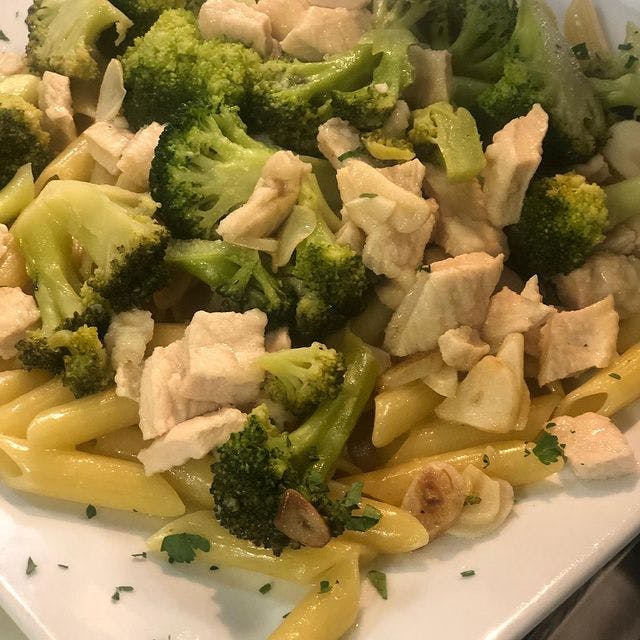 Order Penne with Chicken, Broccoli & Garlic - Pasta food online from Cafe Amici store, South Brunswick on bringmethat.com