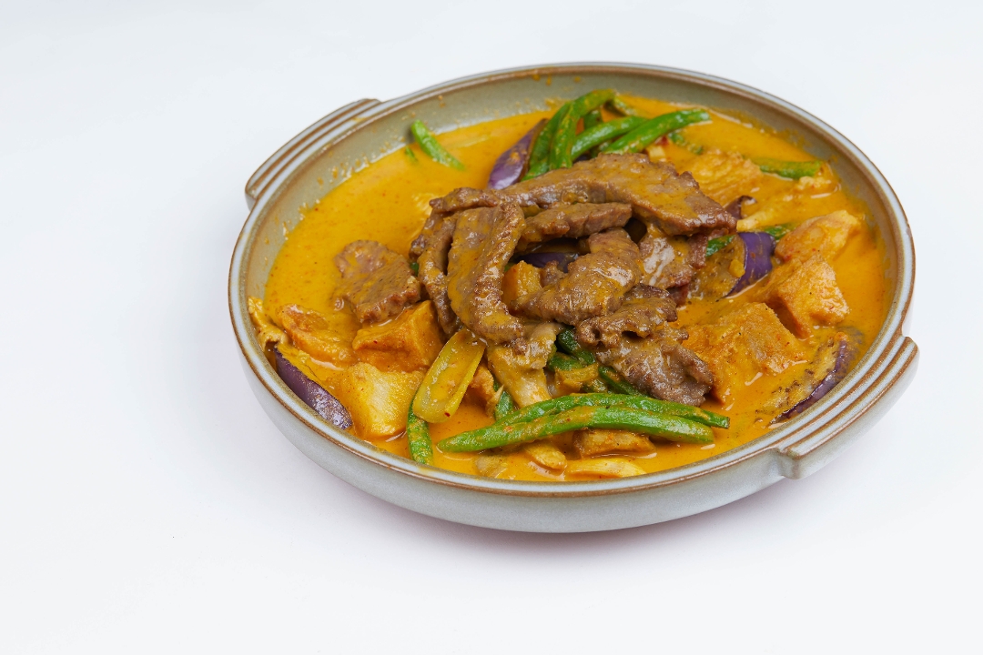 Order Yellow Thai Curry Casserole Beef food online from Moca store, Hewlett on bringmethat.com