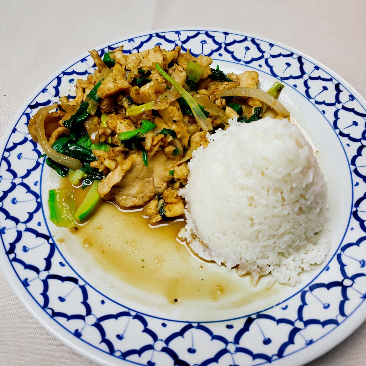 Order Garlic Lunch Special food online from Thai Villa store, New York on bringmethat.com