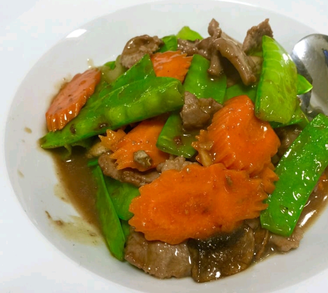 Order E7. Stir-Fried Snow Pea with Mushrooms Entree food online from Thailusion store, Los Alamitos on bringmethat.com