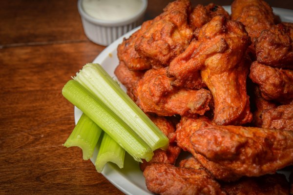 Order Buffalo Chicken Wings food online from Tommy's Deli store, White Plains on bringmethat.com