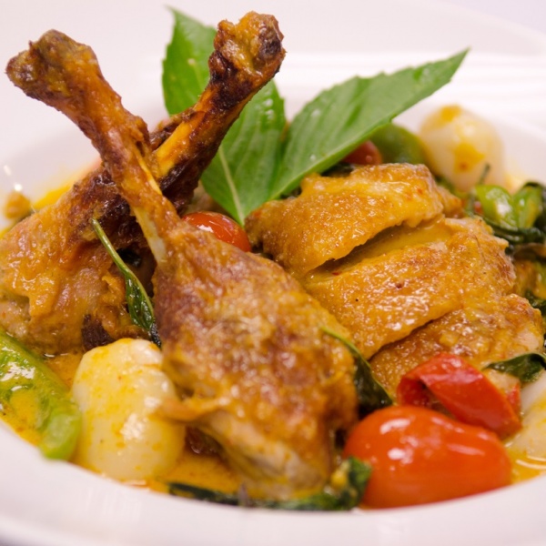 Order Roast Duck Curry food online from Bai Tong Thai Restaurant store, Issaquah on bringmethat.com