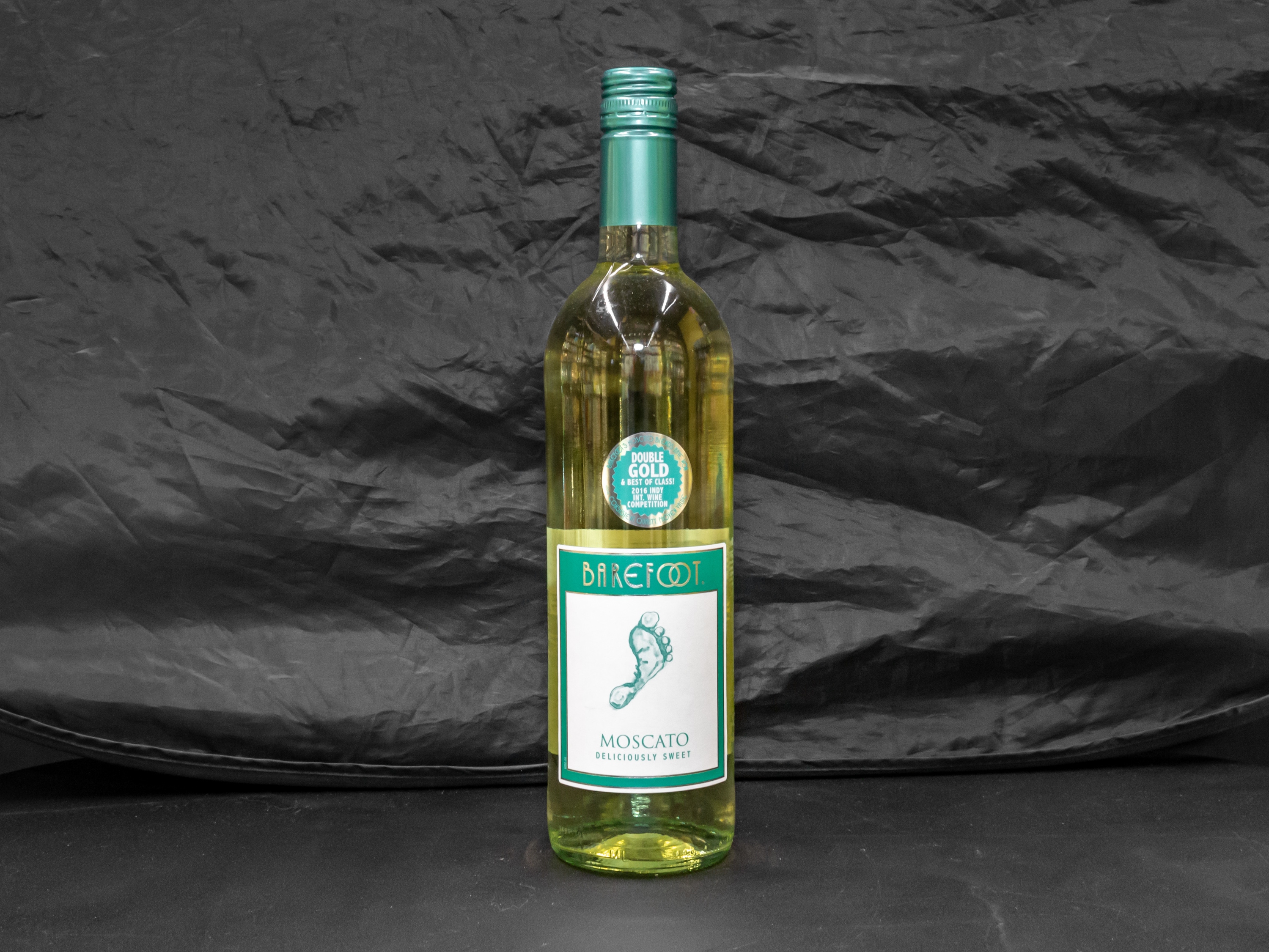 Order Barefoot moscato,750ml(9.0%Abv) food online from Gold Crown Liquors store, Chicago on bringmethat.com