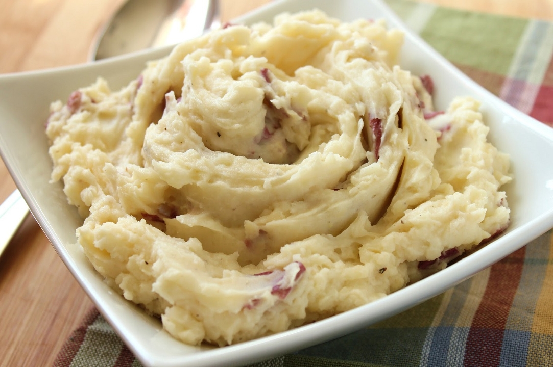 Order Garlic Smashed Potatoes food online from Captain’s Curbside Seafood store, Trappe on bringmethat.com
