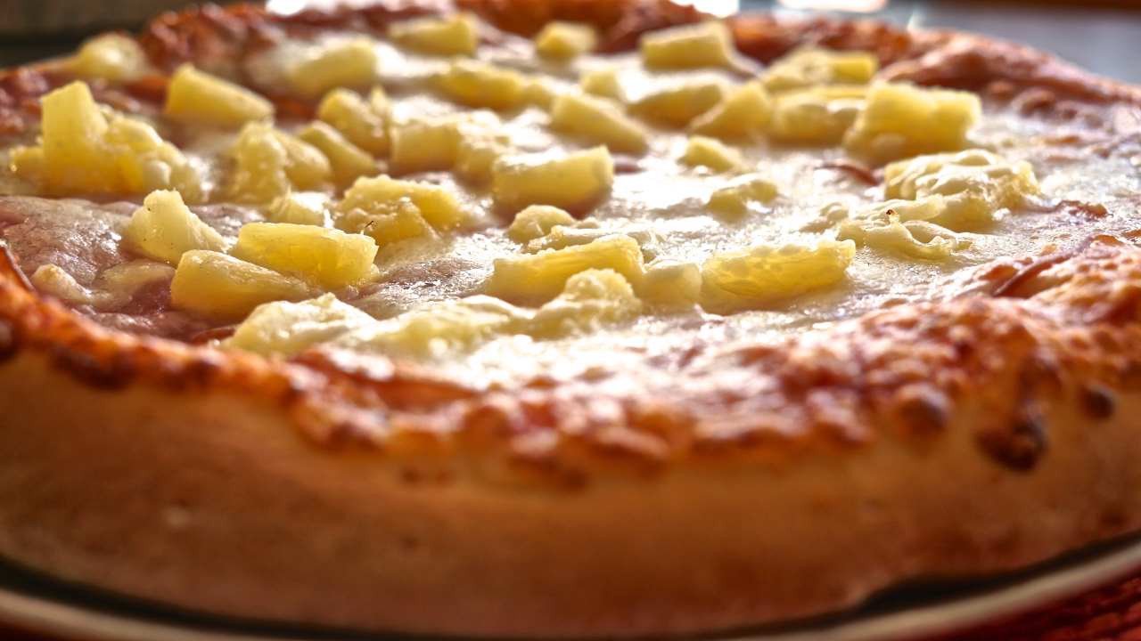 Order Hawaiian Pizza food online from Romes Pizza store, Helotes on bringmethat.com