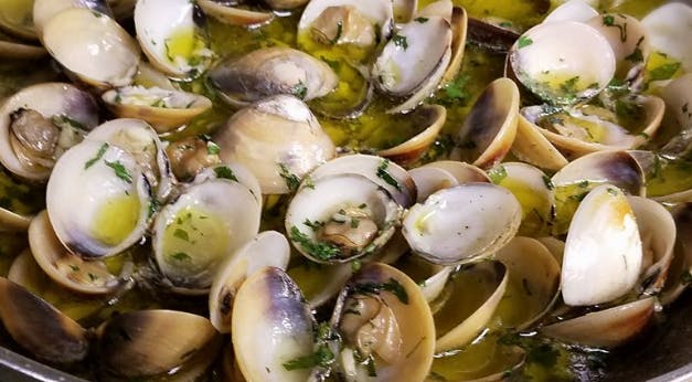 Order Littleneck Clams - Appetizer food online from Federico's Pizza Express store, Shrewsbury on bringmethat.com