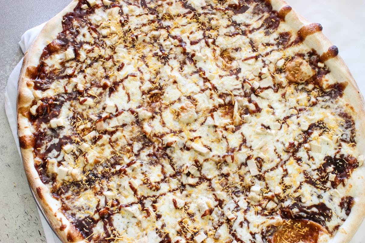 Order BBQ Chicken Pizza - 14'' (8 Slices) food online from Sal's Famous New York Pizza - Portsmouth store, Portsmouth on bringmethat.com