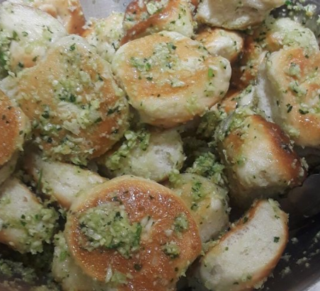 Order 22. Garlic Knots food online from Noel's Pizza store, New York on bringmethat.com