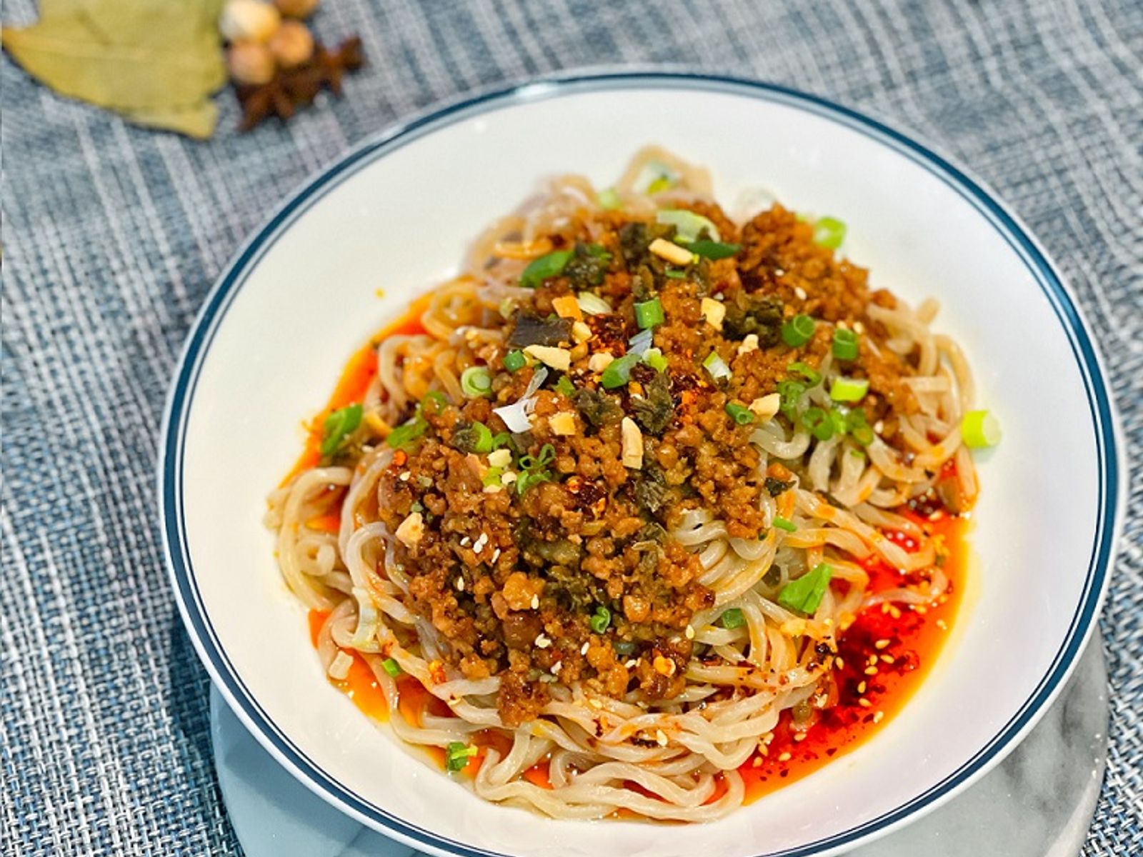 Order B5 Spicy Ground Pork Dry Noodle B5 宜宾燃面 food online from Mid Summer Lounge store, Champaign on bringmethat.com