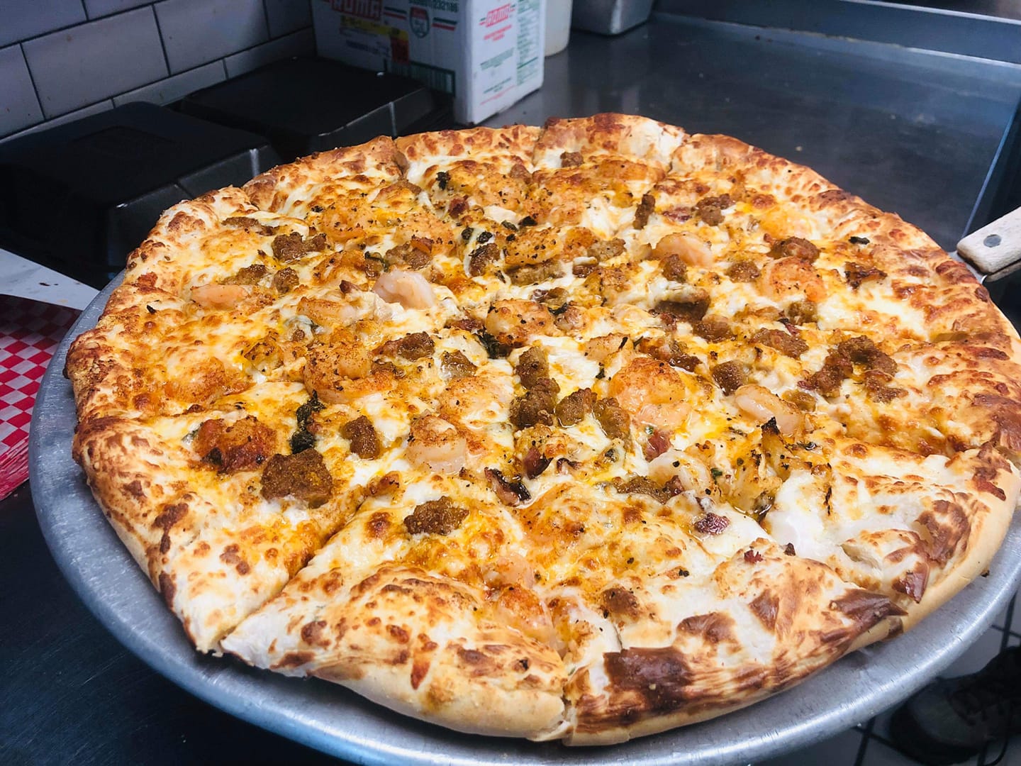 Order Spicy Cajun Pizza food online from Pipeline Pizza store, Pasadena on bringmethat.com