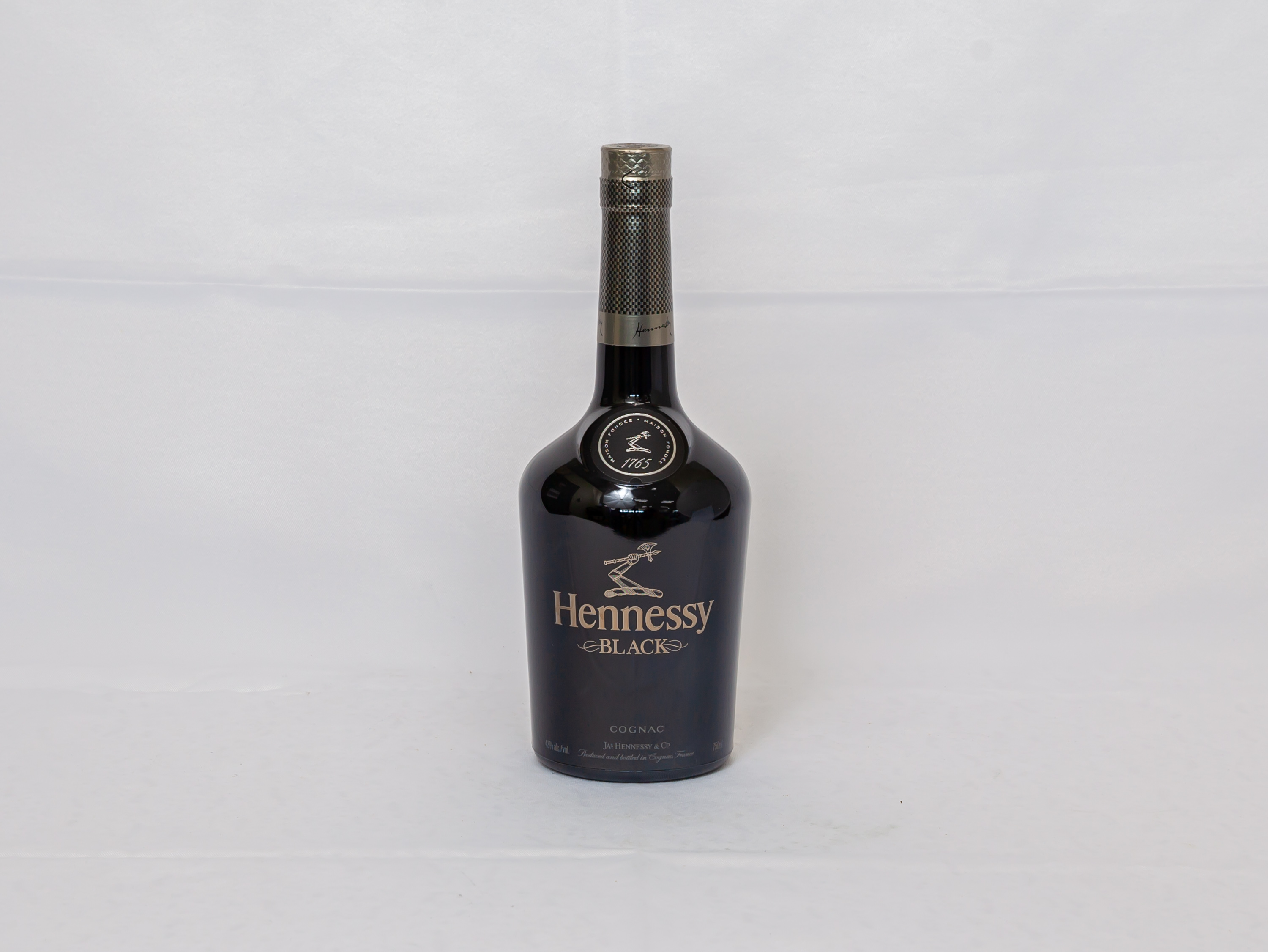 Order Hennessy Black Cognac 750 mL Liquor food online from Country Club Hills Food And Liquor store, Country Club Hills on bringmethat.com