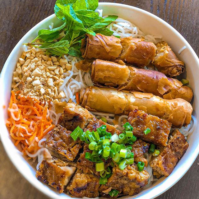 Order Crispy Fried Egg Rolls and Grilled Pork Vermicelli Salad Bowl food online from Pho Ca Dao Grill store, Chula Vista on bringmethat.com