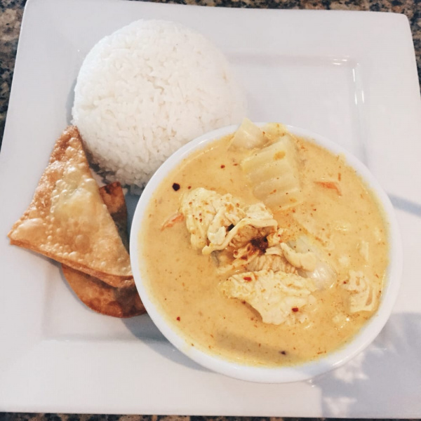 Order Yellow Curry food online from Chaba Thai Kitchen store, San Diego on bringmethat.com