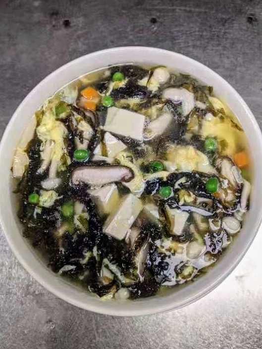 Order 16. Seaweed and Bean Curd Soup food online from Kirin Chinese Restaurant store, Mountain View on bringmethat.com