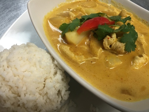 Order Yellow Curry food online from Yai's Thai Kitchen store, Richmond on bringmethat.com