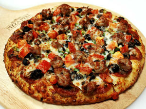 Order Creamy Garlic Combination Pizza food online from Slice Of Italy store, Bakersfield on bringmethat.com