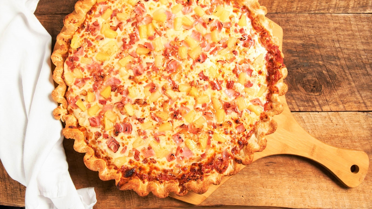 Order Hawaiian Pizza food online from Zeppe's Headquarters store, Bedford on bringmethat.com