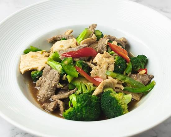 Order Broccoli Stir Fry (Tray) food online from Thai Curry store, Arlington on bringmethat.com