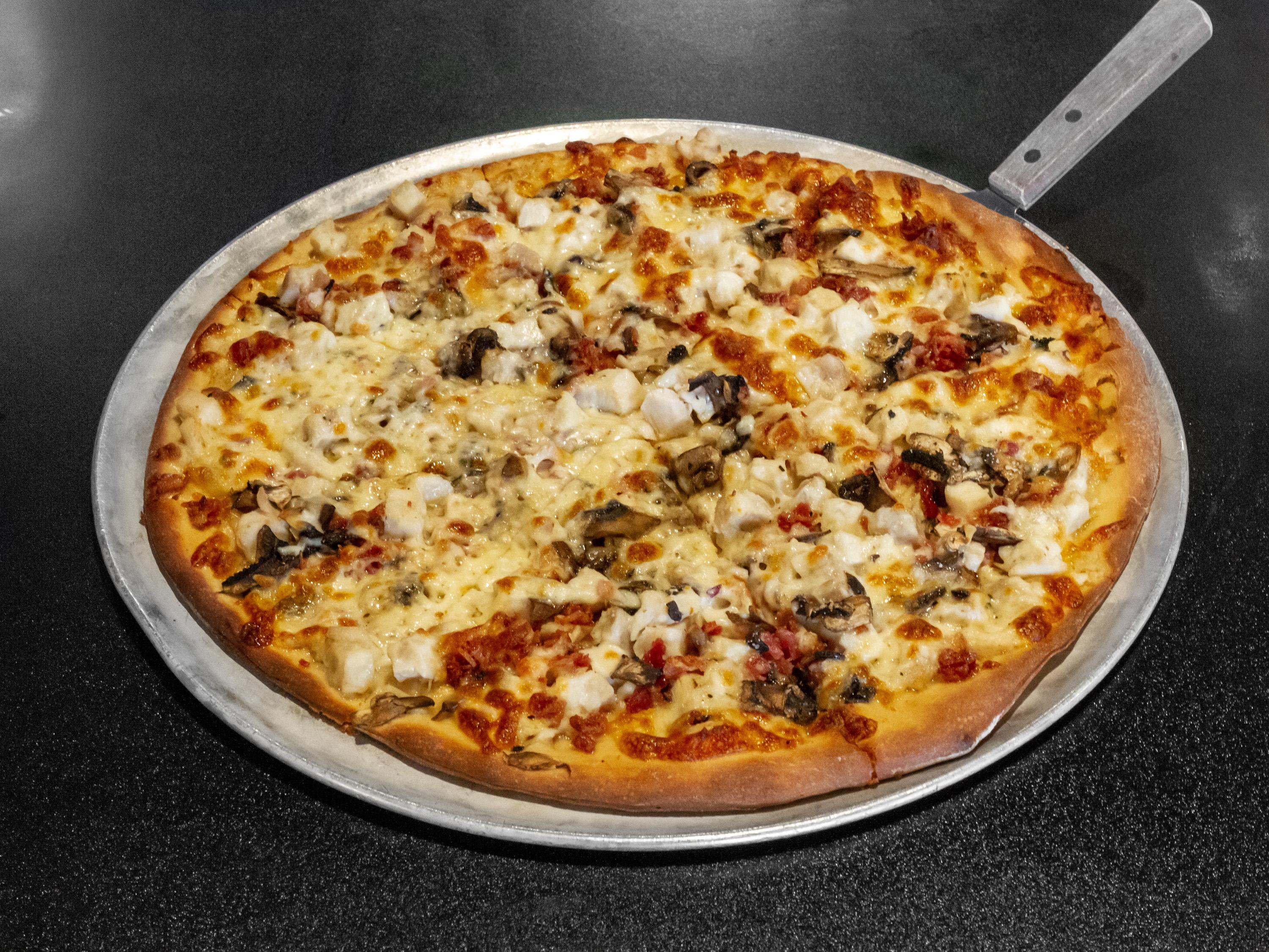 Order Alfredo Pizza food online from Mcclain Pizzeria store, Spokane on bringmethat.com