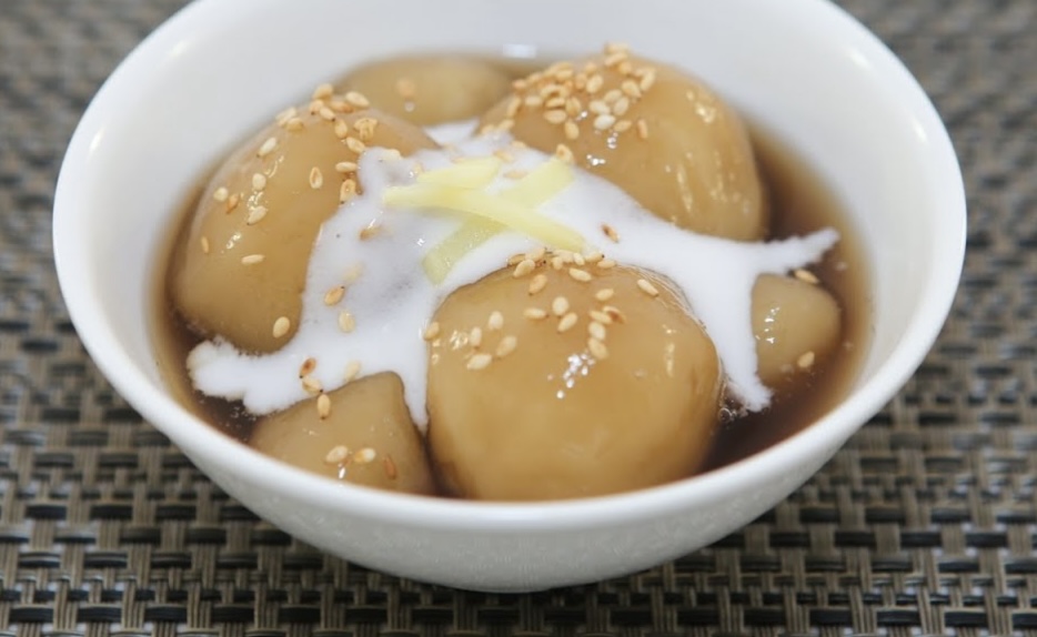 Order Viet glutinous rice balls in ginger syrup (Che troi nuoc)  food online from Pho And Cafe Anh Hong store, Upper Darby on bringmethat.com