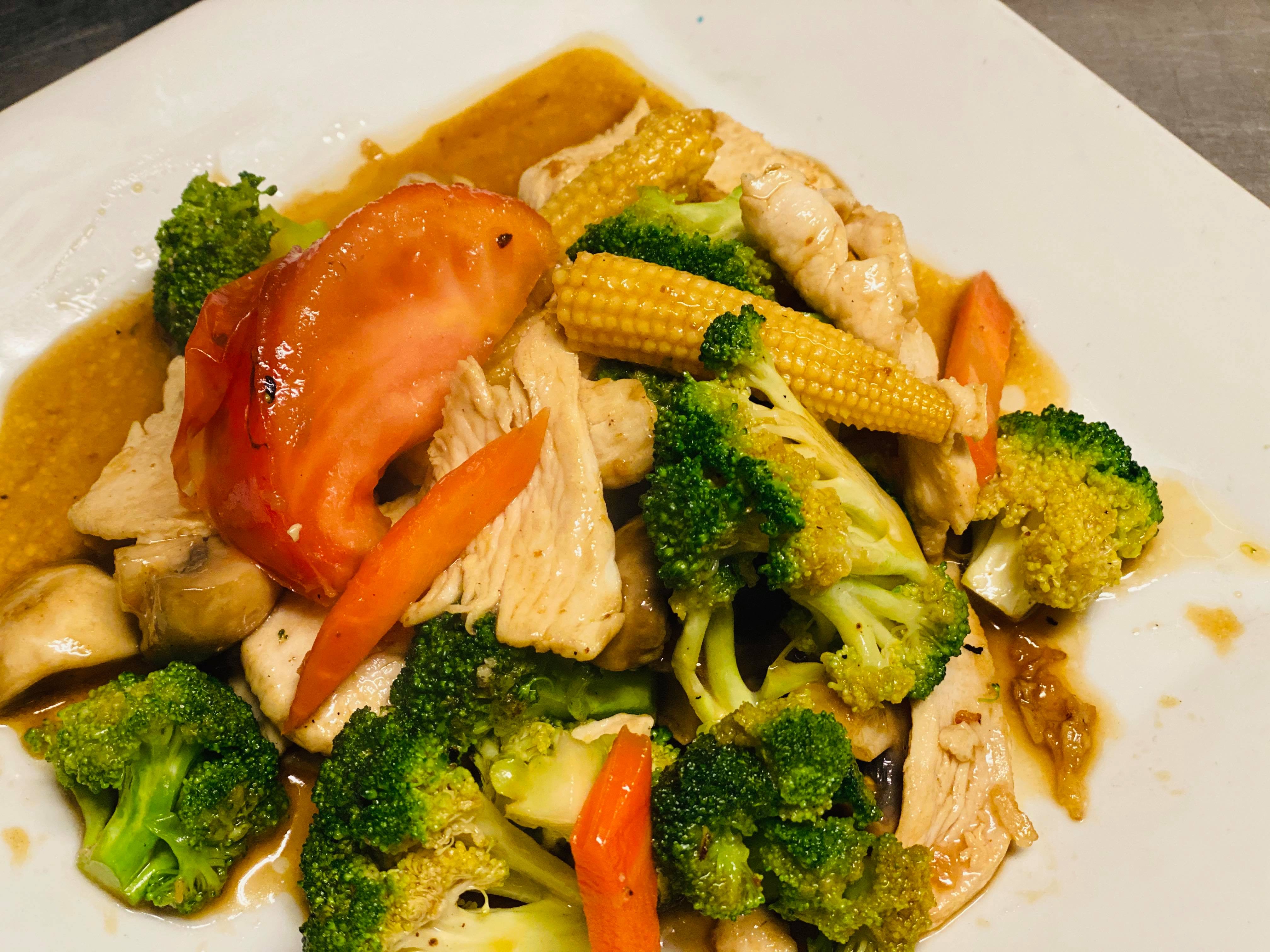 Order Broccoli Combination Lunch food online from Thai Time store, Worcester on bringmethat.com
