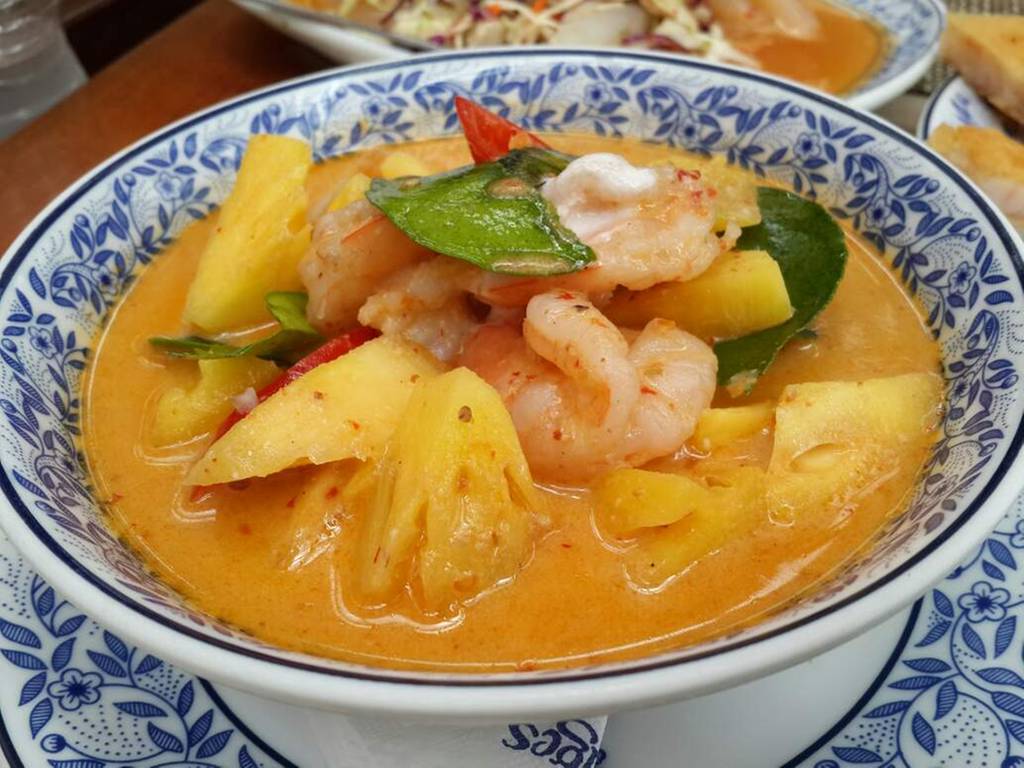 Order Pineapple Curry Dinner food online from Thai Deelish store, Ashburn on bringmethat.com