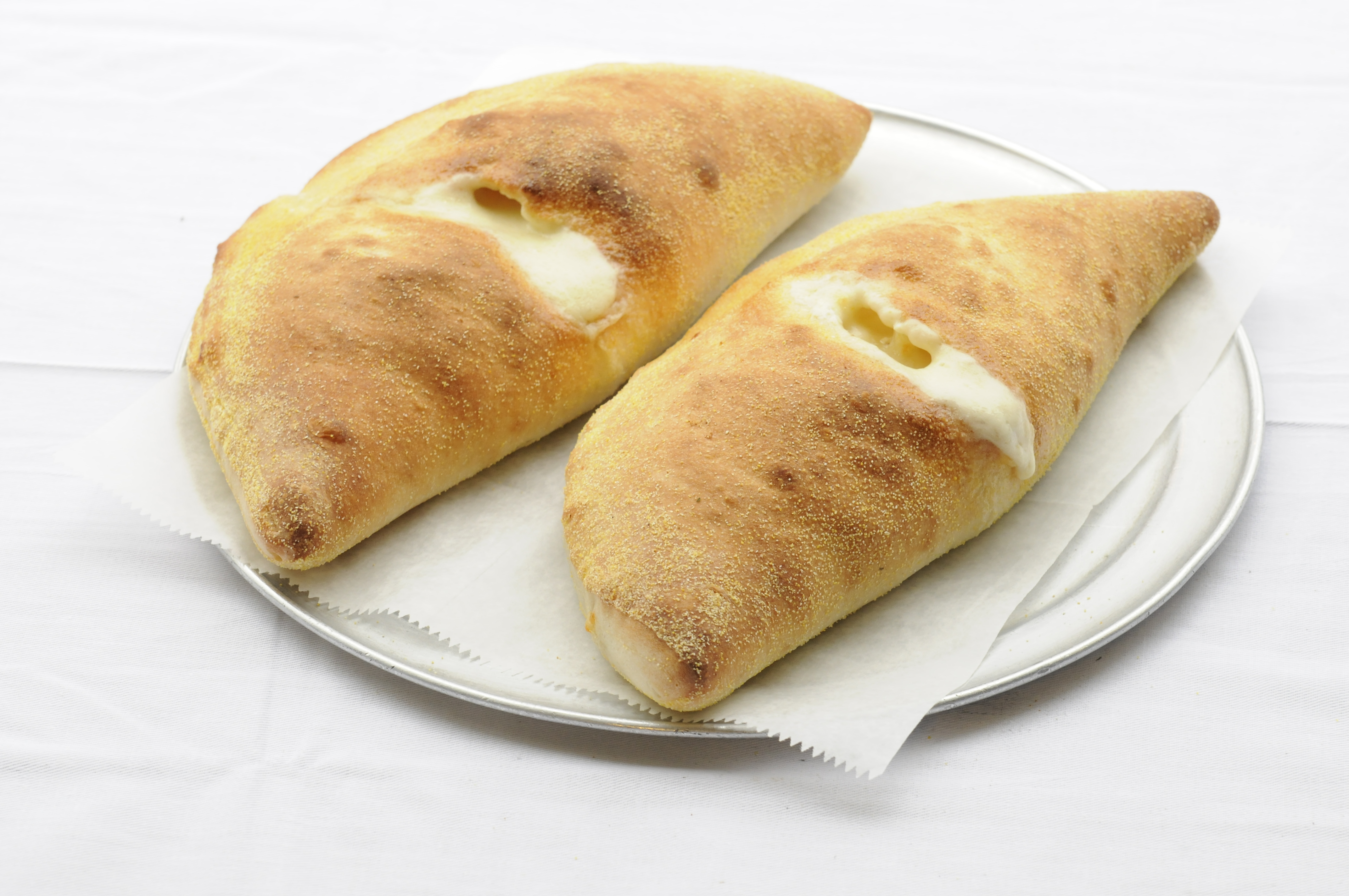 Order Cheese Calzone food online from Roberto's Pizza & Pasta store, New Rochelle on bringmethat.com