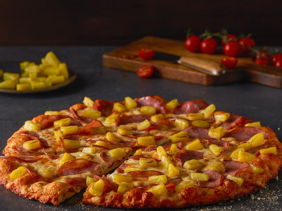 Order Hawaiian Pizza food online from Round Table Pizza store, San Diego on bringmethat.com