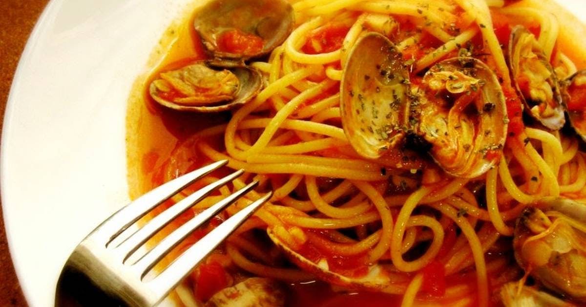 Order 6. Spaghetti Alla Vongole - Pasta food online from Bells Pizza Company store, Bellflower on bringmethat.com