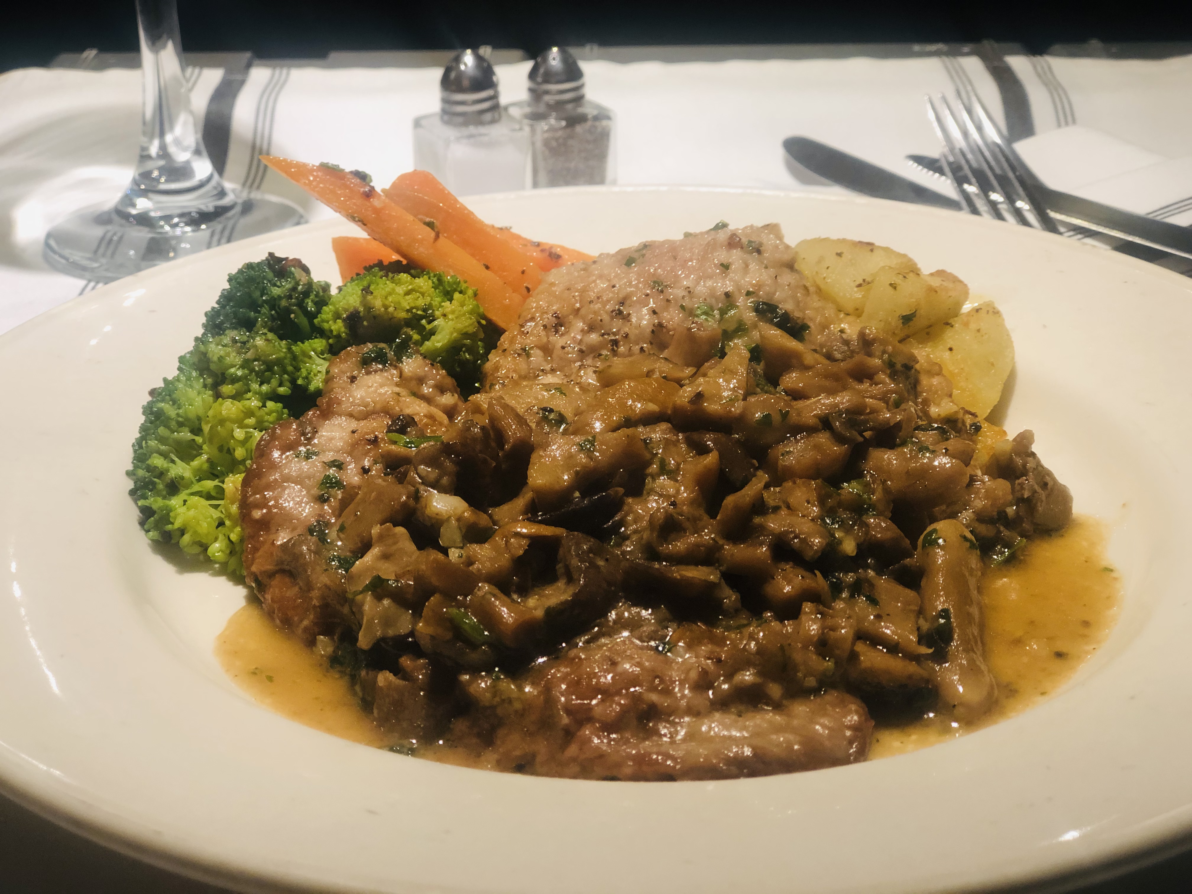 Order Veal Scallopini food online from Michelangelo Ristorante store, Los Angeles on bringmethat.com