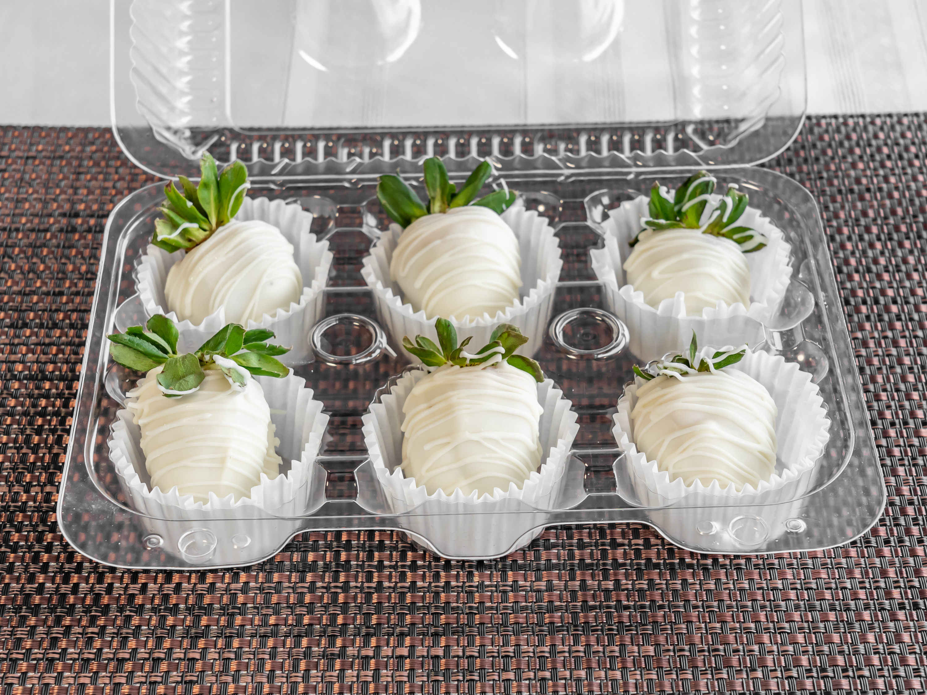 Order 6 White Chocolate Covered Strawberries food online from Sweetalicious Sweets store, Madison Heights on bringmethat.com