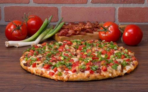 Order Chicken Club Pizza - Small 10" (10 Slices) food online from Mountain Mike Pizza store, Hercules on bringmethat.com