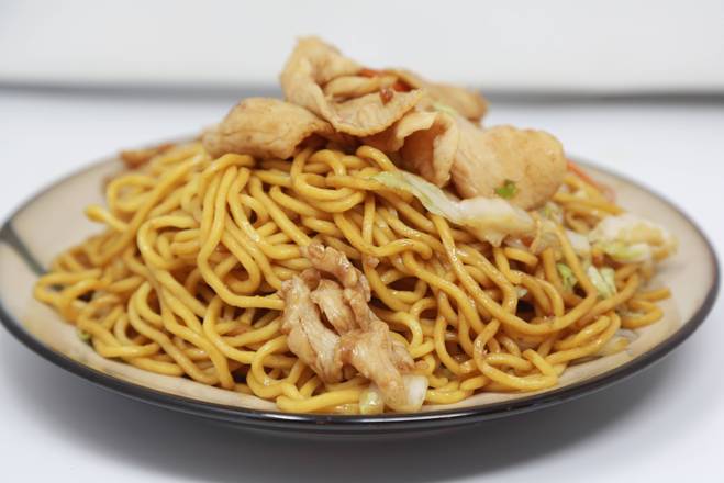 Order R4. Chicken Lo Mein 雞撈麵 food online from Uncle Chen's Chinese Restaurant store, State College on bringmethat.com